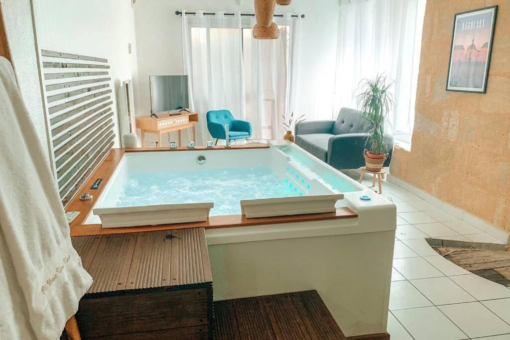 Nuit D'Exception - Loft Avec Jacuzzi Apartment บอร์โด ภายนอก รูปภาพ